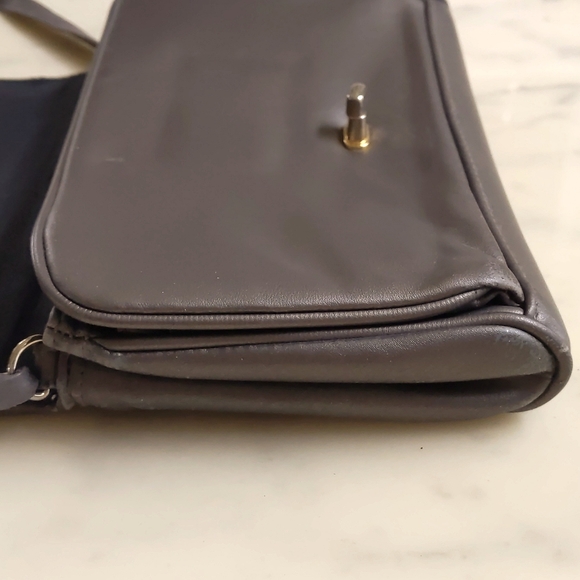 Woman's Crossbody bag with three layers, pockets and mirror. - Picture 6 of 7